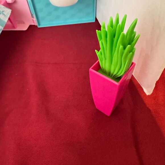 2018 Barbie Folding Getaway Portable Playhouse w/ Bed,Table, and Accessories - Picture 8 of 16